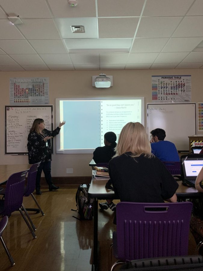Senior English teacher Elizabeth Dawe goes over a Powerpoint with her seventh hour class to prepare for their college essay unit. 